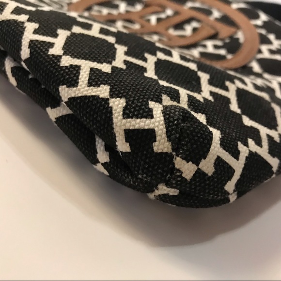 ✨HP✨Tommy Hilfiger Adjustable Crossbody Purse - Picture 6 of 11